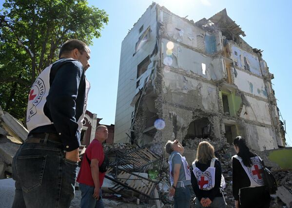 Representantes del Comité Internacional de la Cruz Roja (CICR), junto con la Sociedad de la Cruz Roja de la república popular de Lugansk, visitaron el lugar de la tragedia en Starobelsk.El 22 de mayo, las FFAA de Ucrania atacaron una residencia de estudiantes en la ciudad rusa.Según las autoridades, 21 personas murieron y más de 40 resultaron heridas. - Sputnik Mundo