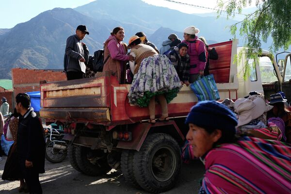 Personas llegan a un mercado improvisado en Avircato, Bolivia, instalado por productores que no pueden transportar sus verduras a la ciudad debido a los bloqueos de protesta. - Sputnik Mundo