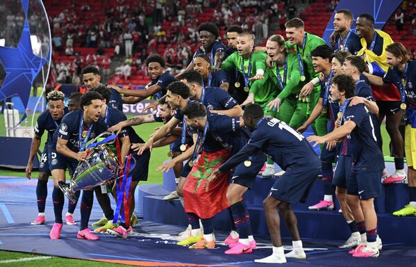 Los futbolistas del equipo Paris Saint-Germain (Francia) posan con el trofeo de la Liga de Campeones de la UEFA 2025/26, logrado tras la victoria en el partido final del torneo en Budapest, Hungría. - Sputnik Mundo