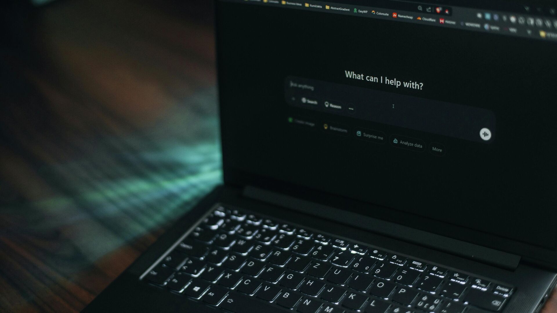 Una computadora portátil muestra una aplicación de la inteligencia artificial - Sputnik Mundo, 1920, 05.06.2026