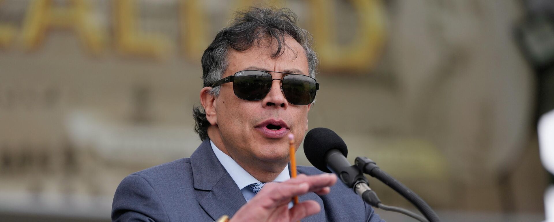 Gustavo Petro, presidente de Colombia, pronuncia un discurso durante una ceremonia militar en Bogotá, Colombia, el 5 de junio de 2026  - Sputnik Mundo, 1920, 06.06.2026