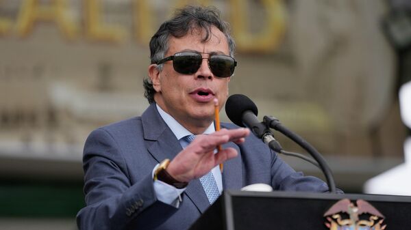Gustavo Petro, presidente de Colombia, pronuncia un discurso durante una ceremonia militar en Bogotá, Colombia, el 5 de junio de 2026  - Sputnik Mundo
