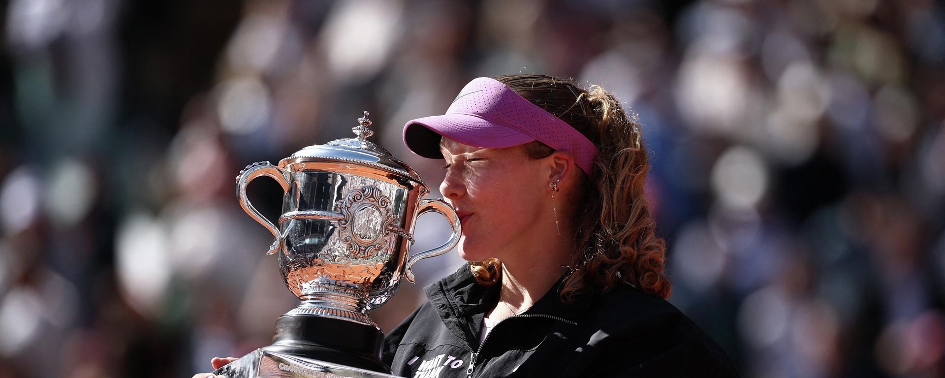 La tenista rusa Mirra Andréyeva celebra con el trofeo tras ganar su partido final  - Sputnik Mundo, 1920, 06.06.2026