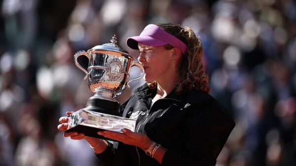 La tenista rusa Mirra Andréyeva celebra con el trofeo tras ganar su partido final  - Sputnik Mundo