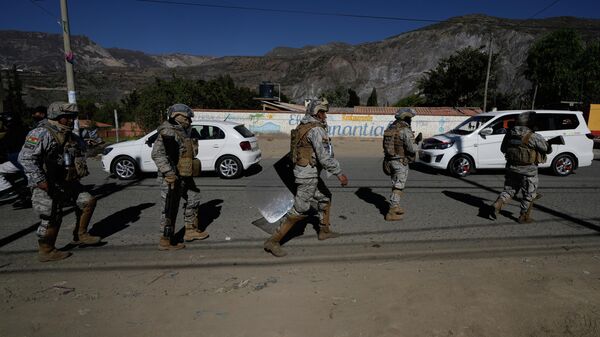 Policías desbloqueando caminos en Bolivia. - Sputnik Mundo