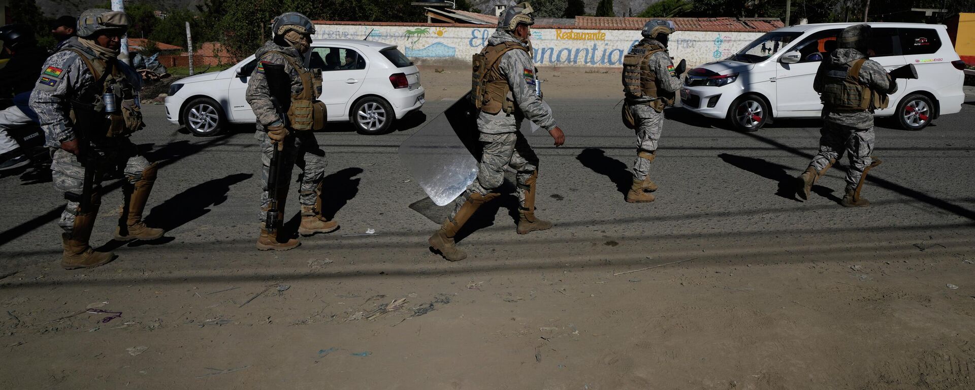 Policías desbloqueando caminos en Bolivia - Sputnik Mundo, 1920, 13.06.2026