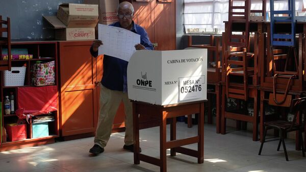 Elector que vota en Perú. - Sputnik Mundo