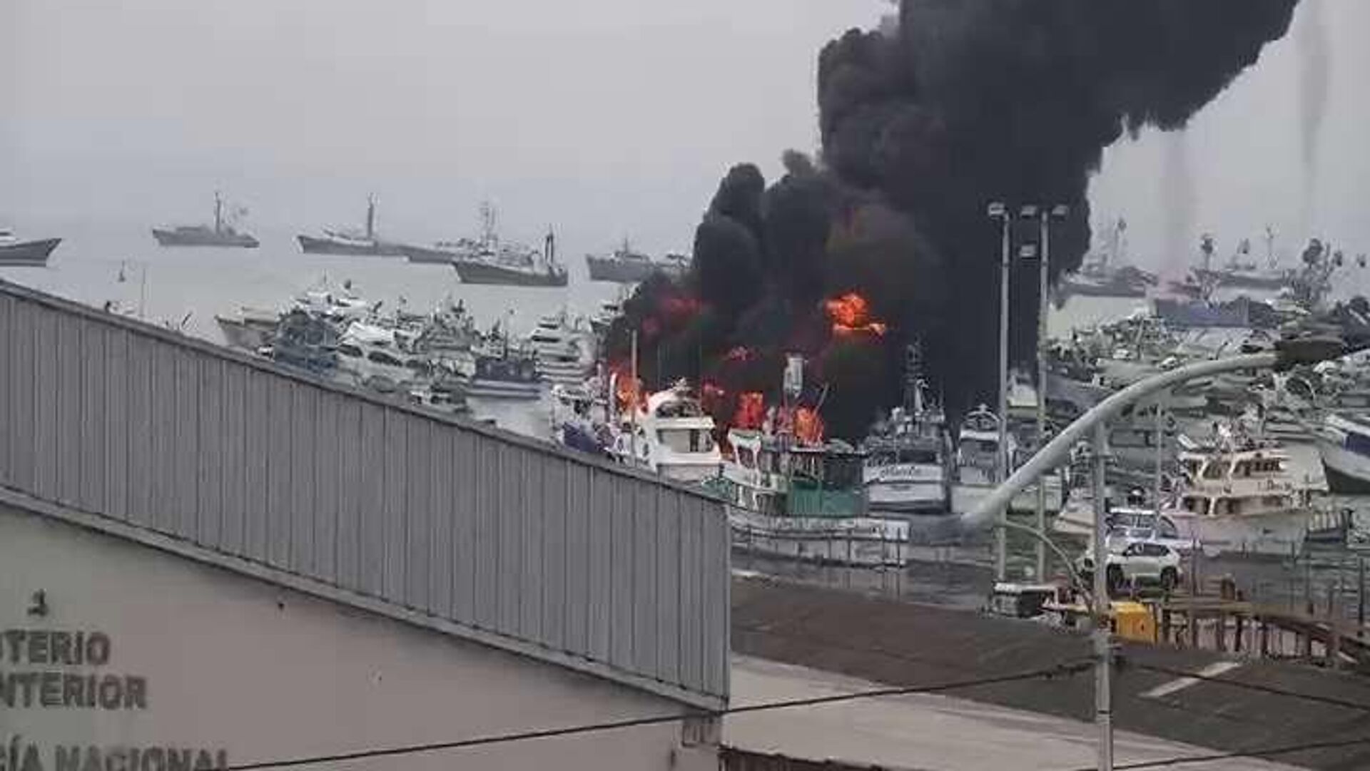 Incendio en la Autoridad Portuaria de Manta, al este de Ecuador. - Sputnik Mundo, 1920, 06.06.2026