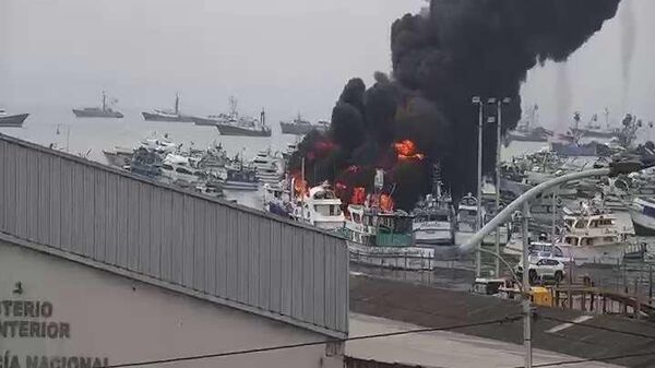 Incendio en la Autoridad Portuaria de Manta, al este de Ecuador. - Sputnik Mundo