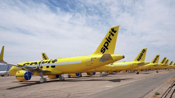 Aviones de pasajeros de Spirit Airlines, retirados del servicio, permanecen estacionados en el aeropuerto de Goodyear, el estado de Arizona, el 28 de mayo de 2026 - Sputnik Mundo
