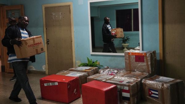 Un trabajador sanitario transporta material médico donado por los miembros del Convoy Europeo a Cuba en La Habana - Sputnik Mundo