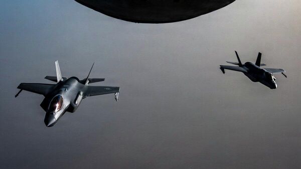 Dos cazas estadounidenses F-35 sobrevuelan Oriente Medio en junio de 2026.  - Sputnik Mundo