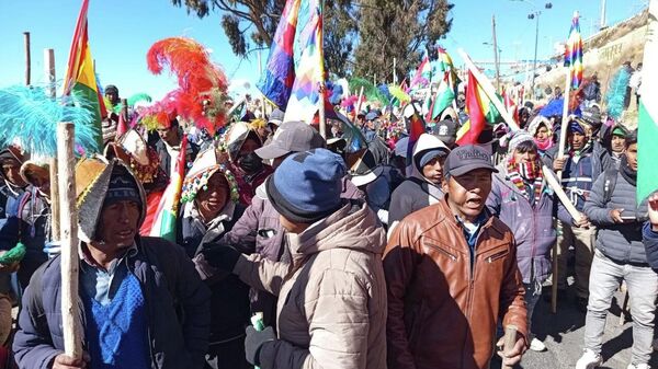 La capital boliviana vivió otro día de violencia, mientras el Gobierno dilata las medidas para intervenir los bloqueos - Sputnik Mundo