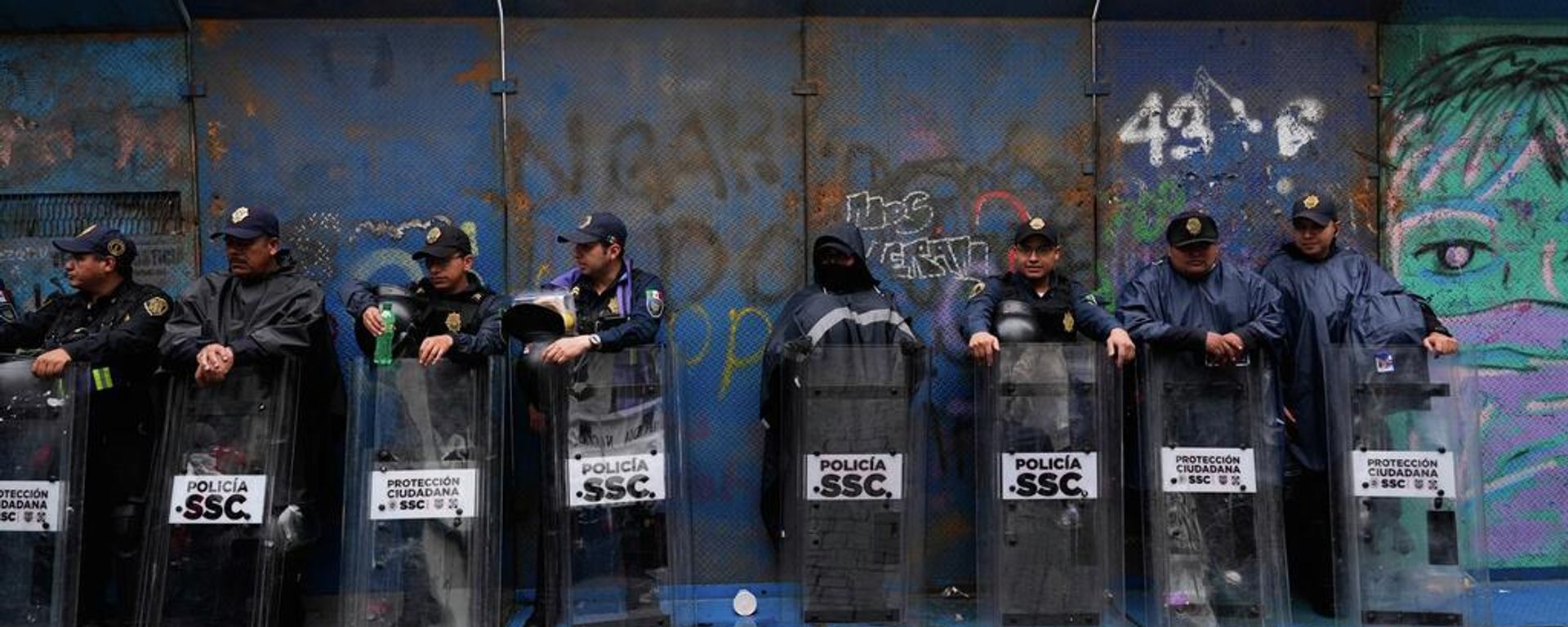 La policía impide que los maestros acampen en el Zócalo mientras protestan en la Ciudad de México, el martes 9 de junio de 2026 - Sputnik Mundo, 1920, 11.06.2026