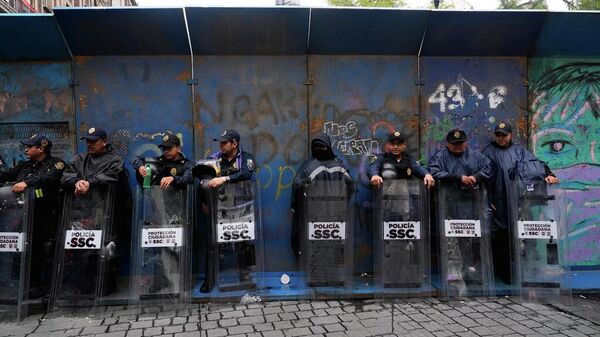 La policía impide que los maestros acampen en el Zócalo mientras protestan en la Ciudad de México, el martes 9 de junio de 2026. La policía impide que los maestros acampen en el Zócalo mientras protestan en la Ciudad de México, el martes 9 de junio de 2026. - Sputnik Mundo