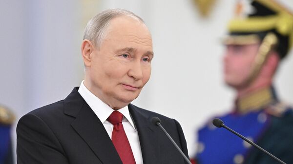 Vladímir Putin, presidente ruso, en la ceremonia de entrega de las medallas de oro al Héroe del Trabajo de la Federación Rusa, 12 de junio de 2026  - Sputnik Mundo