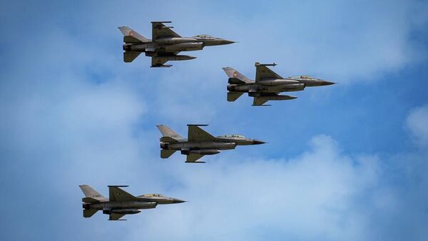 Aviones de combate F16 de la Fuerza Aérea Rumana - Sputnik Mundo