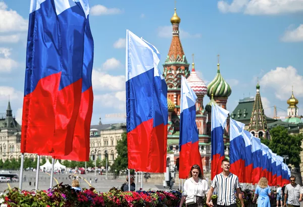 Mosca addobbata per la Festa della Russia. Nella foto: la Cattedrale di San Basilio. Mosca addobbata per la Festa della Russia. Nella foto: la Cattedrale di San Basilio. - Sputnik Mundo