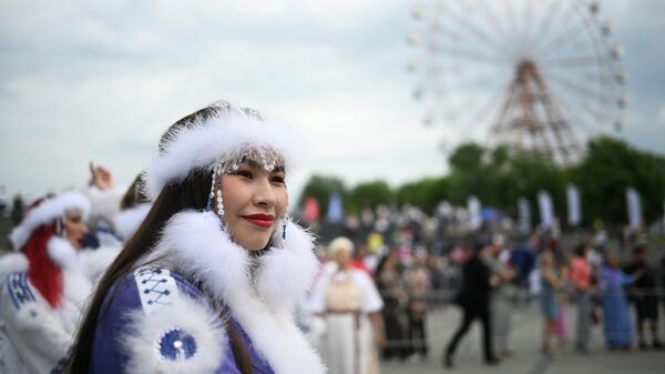 Una participante en el festival #EstoEsRusia, organizado con motivo de la celebración del Día de Rusia, en la ciudad de Novosibirsk Una participante en el festival #EstoEsRusia, organizado con motivo de la celebración del Día de Rusia, en la ciudad de Novosibirsk - Sputnik Mundo