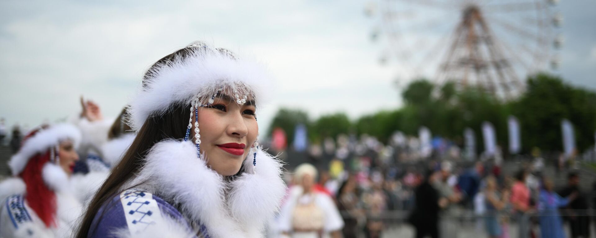 Una participante en el festival #EstoEsRusia, organizado con motivo de la celebración del Día de Rusia, en la ciudad de Novosibirsk - Sputnik Mundo, 1920, 12.06.2026