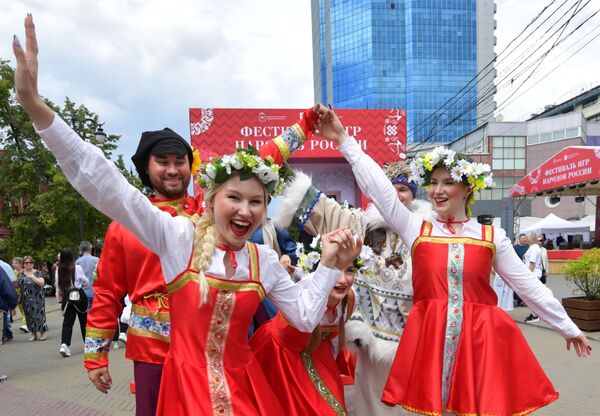 Participantes en el festival Juegos de los pueblos de Rusia, en la ciudad de Cheliabinsk. - Sputnik Mundo