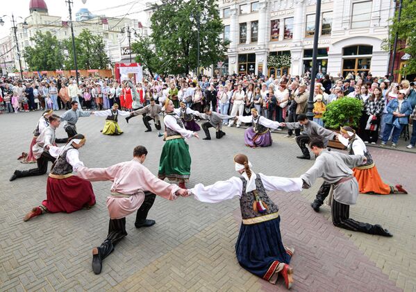 Participantes en el festival Juegos de los pueblos de Rusia, en la ciudad de Cheliabinsk. - Sputnik Mundo