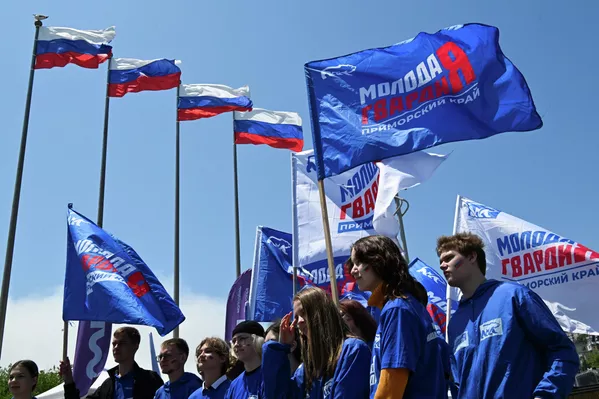 Membri del movimento Giovani Guardie di Russia Unita alla celebrazione della Giornata della Russia a Vladivostok. L'organizzazione rappresenta la più grande sezione giovanile del partito Russia Unita, dedita al volontariato e all'educazione patriottica. I membri del movimento Giovani Guardie di Russia Unita celebrano la Giornata della Russia a Vladivostok. L'organizzazione è la più grande ala giovanile del partito Russia Unita, dedita al volontariato e all'educazione patriottica. - Sputnik Mundo