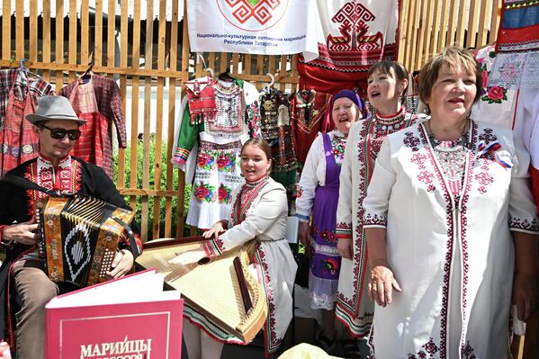 La exposición de la república de Mari El en la celebración del Día de Rusia en el Kremlin de Kazán. - Sputnik Mundo