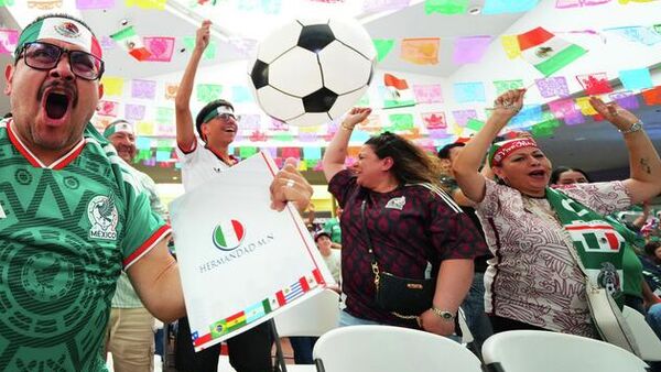 Aficionados disfrutando el partido México vs. Sudáfrica - Sputnik Mundo