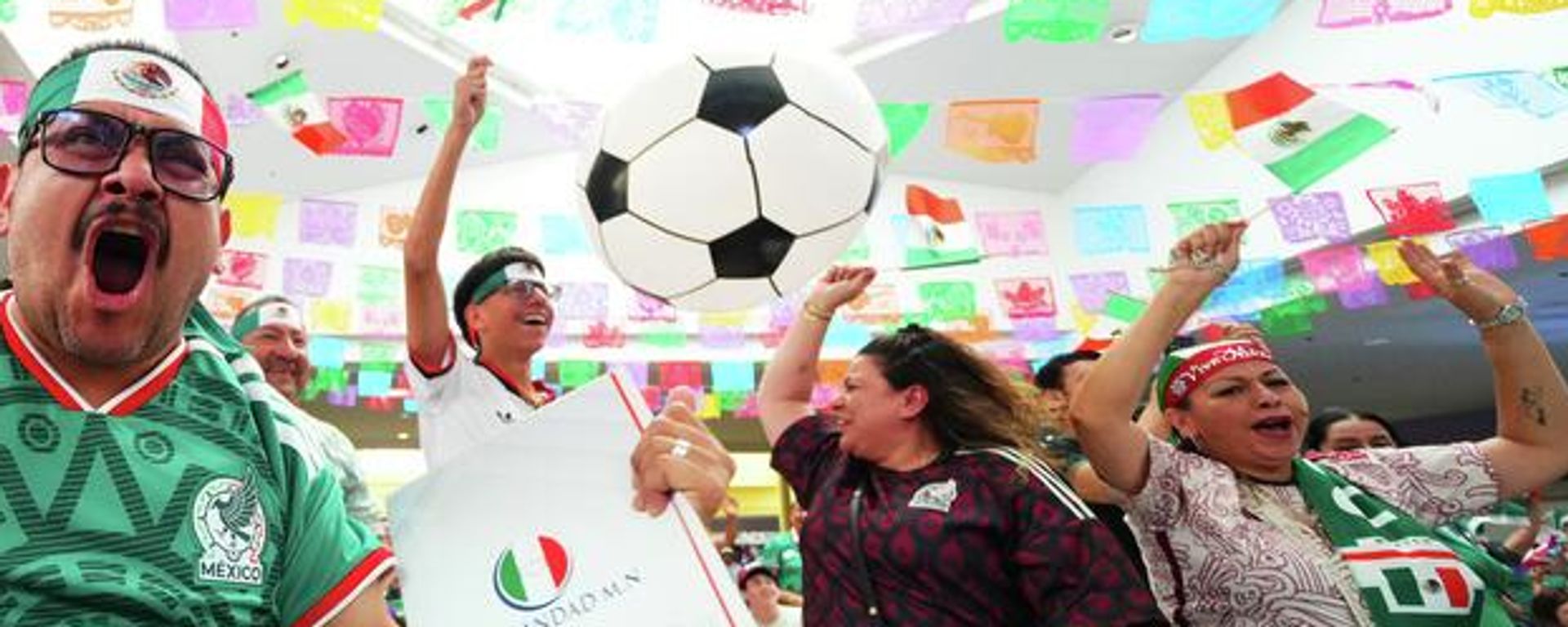 Aficionados disfrutando el partido México vs. Sudáfrica. - Sputnik Mundo, 1920, 29.06.2026