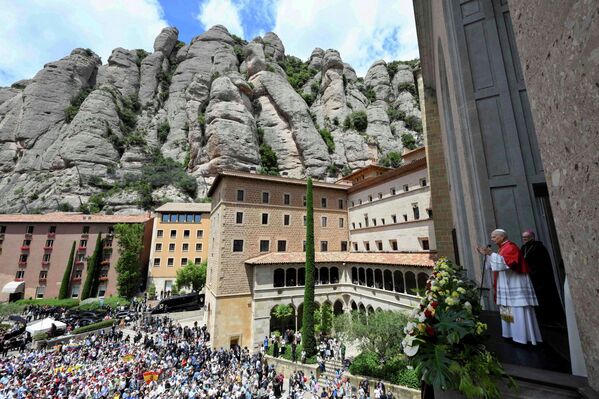 El papa León XIV se dirige a la multitud en la abadía de Nuestra Señora de Montserrat, durante su viaje apostólico.El pontífice realiza una amplia gira apostólica por España del 6 al 12 de junio. - Sputnik Mundo