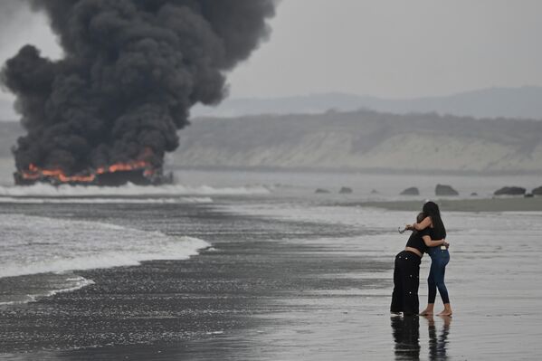 Barcos pesqueros en llamas en la ciudad de Manta, Ecuador. - Sputnik Mundo