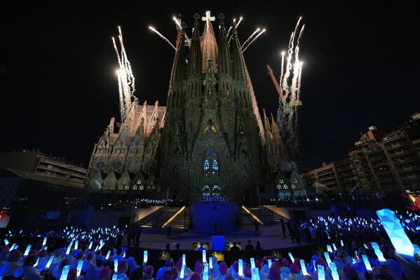 El papa León XIV asiste a la inauguración de la Torre de Jesucristo en la basílica de la Sagrada Familia de Barcelona. - Sputnik Mundo