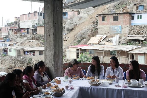La candidata presidencial de Perú Keiko Fujimori acompañada de sus hijas Kaori y Kyara, asiste a un desayuno con sus seguidores en Lima antes de emitir su voto en el balotaje, donde se enfrena al candidato Roberto Sánchez.El 7 de junio, en Perú se celebró la segunda vuelta de las elecciones presidenciales. El recuento de votos sigue en curso. - Sputnik Mundo