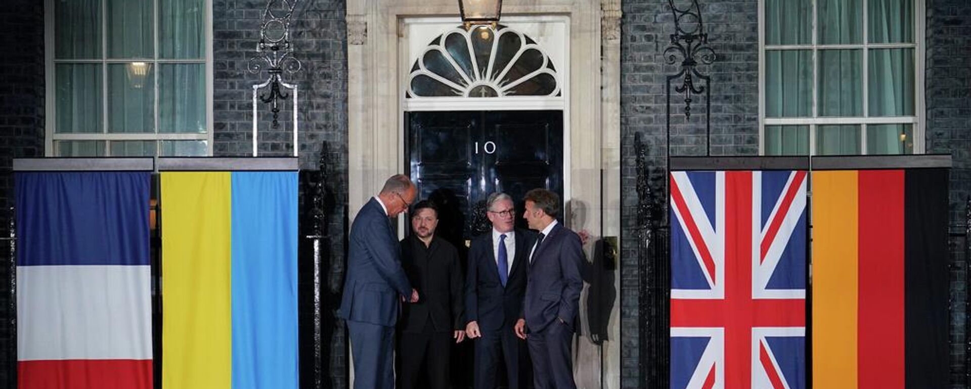 El presidente francés Emmanuel Macron, el canciller alemán Friedrich Merz, el primer ministro británico Keir Starmer y Volodímir Zelenski en Londres - Sputnik Mundo, 1920, 13.06.2026