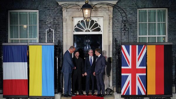 El presidente francés Emmanuel Macron, el canciller alemán Friedrich Merz, el primer ministro británico Keir Starmer y Volodímir Zelenski en Londres - Sputnik Mundo