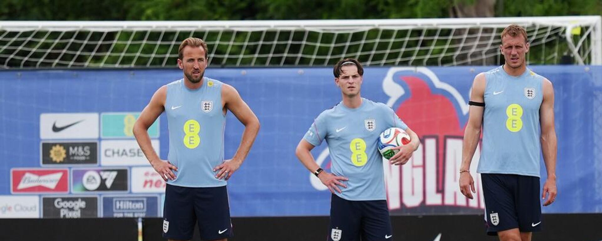 Los futbolistas de la selección de Inglaterra Harry Kane, Alex Scott y Dan Burn escuchan durante un entrenamiento, Florida, EEUU, el 9 de junio de 2026 - Sputnik Mundo, 1920, 13.06.2026
