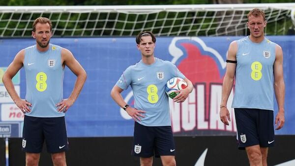 Los futbolistas de la selección de Inglaterra Harry Kane, Alex Scott y Dan Burn escuchan durante un entrenamiento, Florida, EEUU, el 9 de junio de 2026 - Sputnik Mundo