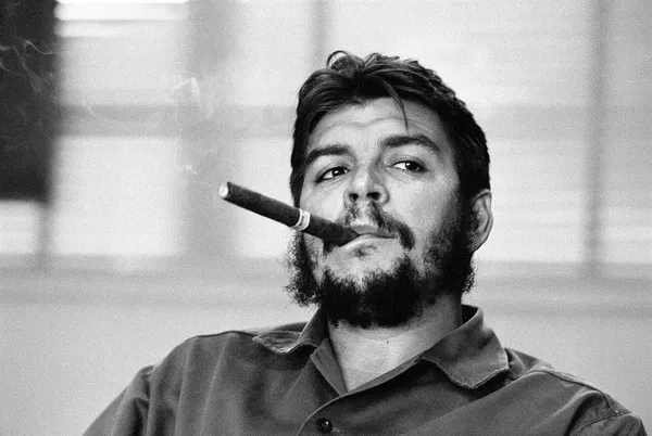 El Che pisó suelo argentino por última vez en 1961. La revelación de su entrevista secreta con el presidente Arturo Frondizi (1958-1962) desató un escándalo nacional y contribuyó de manera decisiva a su posterior derrocamiento.En la foto: Ernesto Che Guevara en su despacho como ministro de Industria, durante una entrevista realizada por Laura Berquist para la revista Look.El consumo de tabaco es perjudicial para la salud.