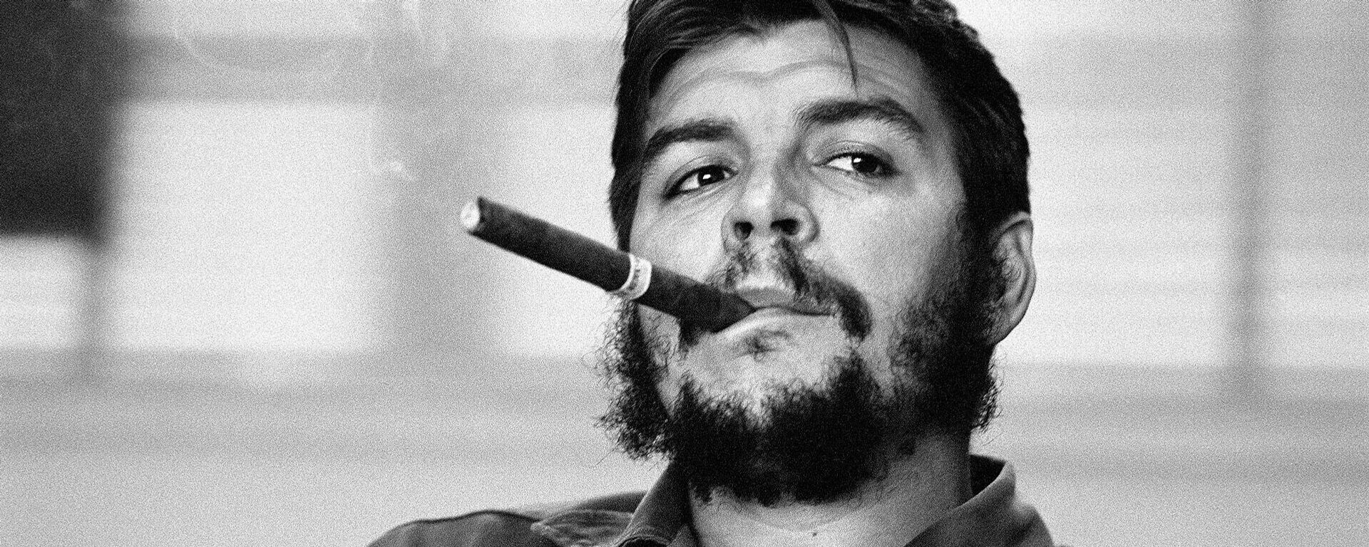 Ernesto Guevara 'Che' en su despacho como ministro de Industria, durante una entrevista realizada por Laura Berquist para la revista 'Look' - Sputnik Mundo, 1920, 14.06.2026