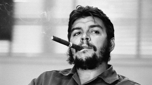 Ernesto Guevara 'Che' en su despacho como ministro de Industria, durante una entrevista realizada por Laura Berquist para la revista 'Look' - Sputnik Mundo