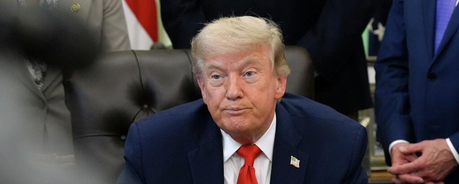 Donald Trump, presidente de EEUU, escucha durante un acto para firmar una proclamación sobre la industria pesquera, en el Despacho Oval de la Casa Blanca, el 11 de junio de 2026  - Sputnik Mundo, 1920, 13.06.2026