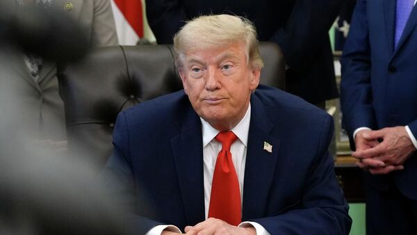 Donald Trump, presidente de EEUU, escucha durante un acto para firmar una proclamación sobre la industria pesquera, en el Despacho Oval de la Casa Blanca, el 11 de junio de 2026  - Sputnik Mundo