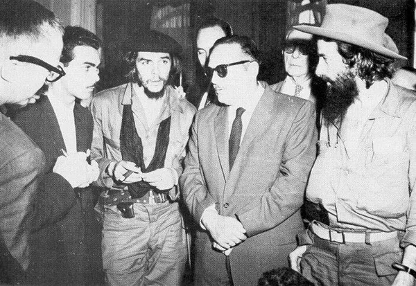 En las décadas de 1960 y 1970, la figura del Che caló profundamente entre la juventud argentina. Surgieron las primeras guerrillas, como el Ejército Revolucionario del Pueblo (ERP), de inspiración marxista, y sobre todo Montoneros, la principal fuerza de izquierda revolucionaria dentro del peronismo, cuyos dirigentes fueron entrenados en Cuba.En la foto: el entonces presidente provisional cubano Manuel Urrutia junto a Che Guevara y Camilo Cienfuegos, en 1959. En las décadas de 1960 y 1970, la figura del Che caló profundamente entre la juventud argentina. Surgieron las primeras guerrillas, como el Ejército Revolucionario del Pueblo (ERP), de inspiración marxista, y sobre todo Montoneros, la principal fuerza de izquierda revolucionaria dentro del peronismo, cuyos dirigentes fueron entrenados en Cuba.En la foto: el entonces presidente provisional cubano Manuel Urrutia junto a Che Guevara y Camilo Cienfuegos, en 1959. - Sputnik Mundo