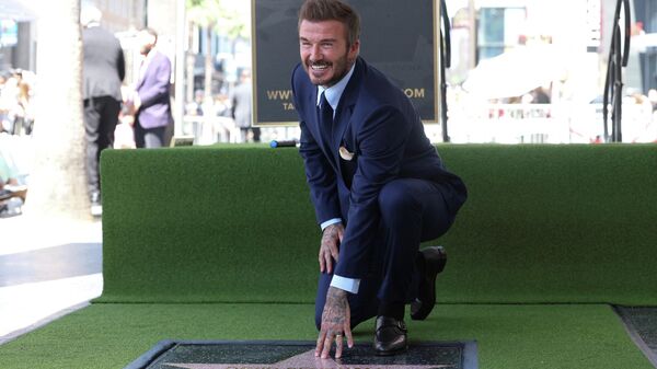 David Beckham, exfutbolista inglés, posa sobre su estrella tras su inauguración en el Paseo de la Fama de Hollywood en Los Ángeles, California, EEUU, el 12 de junio de 2026  - Sputnik Mundo