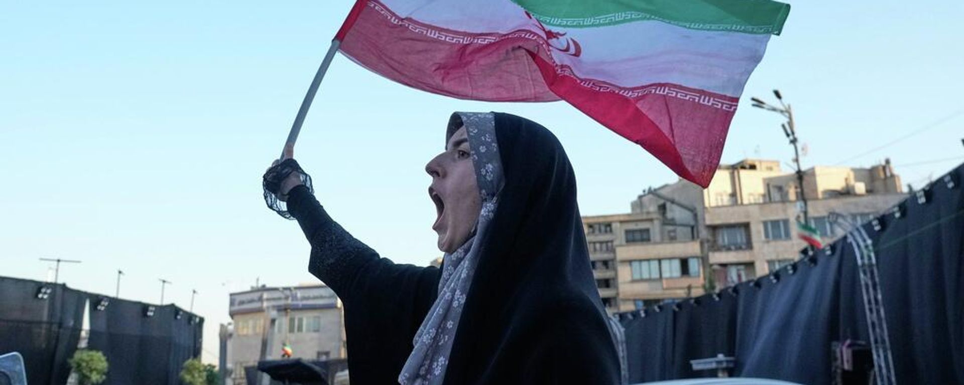 Mujer protesta en Irán. - Sputnik Mundo, 1920, 27.07.2026