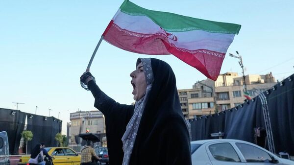 Mujer protesta en Irán. - Sputnik Mundo