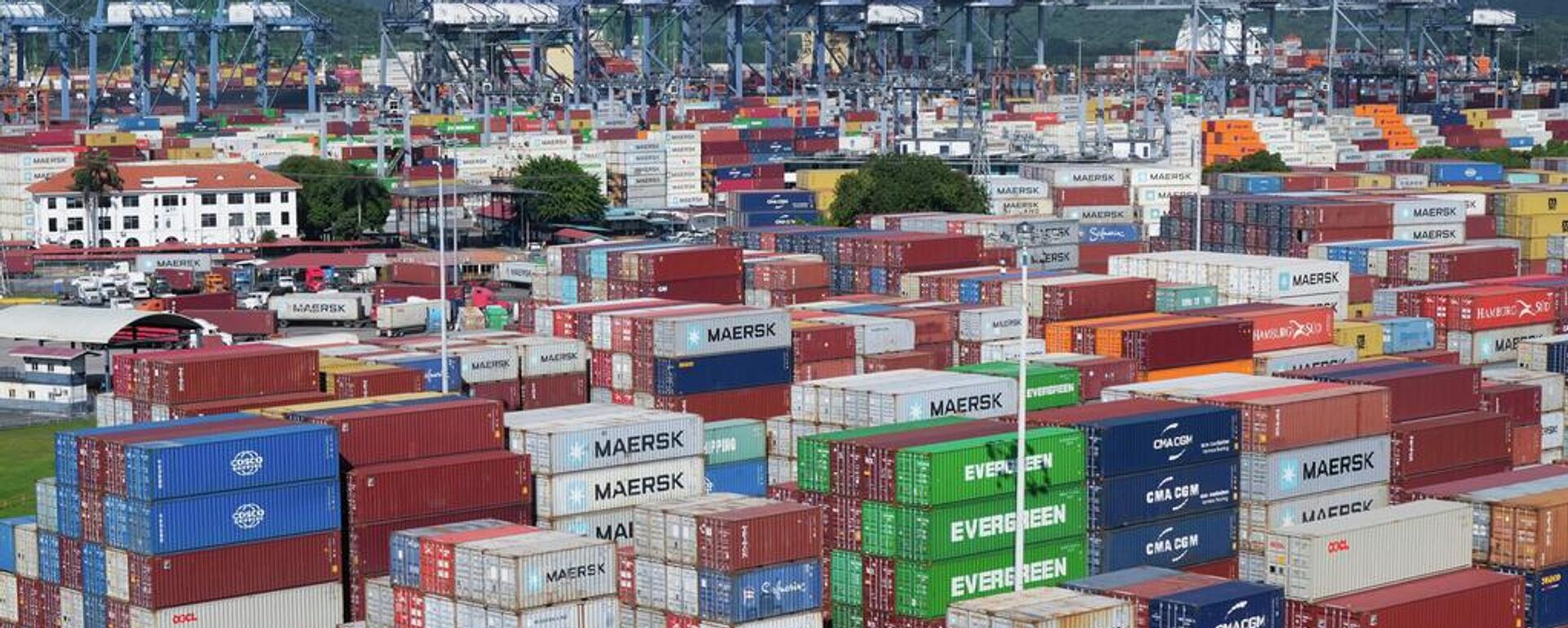 Contenedores de barco apilados en el Canal de Panamá - Sputnik Mundo, 1920, 15.06.2026