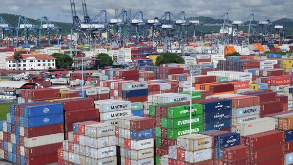 Contenedores de barco apilados en el Canal de Panamá - Sputnik Mundo
