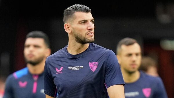 Rafa Mir, futbolista español, llega a una sesión de entrenamiento en el Puskás Arena de Budapest, Hungría, el 30 de mayo de 2023  - Sputnik Mundo
